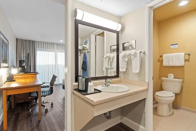 Room, King Bed, Bay View, Patio، Vagabond Inn Executive San Francisco Airport 8/8