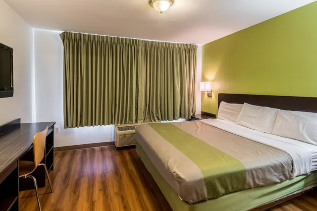 غرفة قياسية بسرير كينج للمدخنين، Motel6 North Richland Hills, TX - NE Fort Worth 1/2