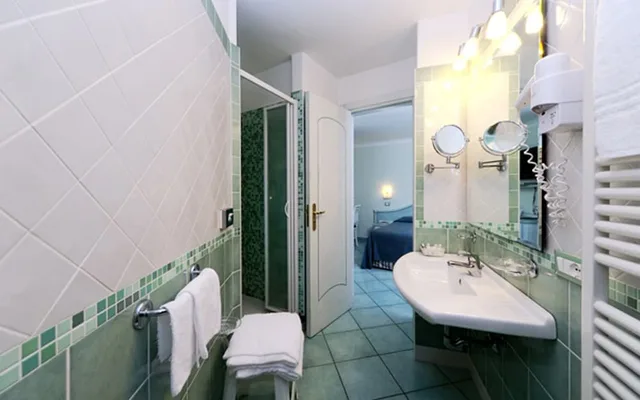 غرفة قياسية ثلاثية بسرير كوين وسرير فردي، Hotel Bellevue Benessere and Relax 4/4