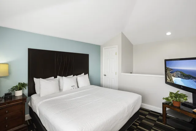 Suite, King Bed, Sofa, The Hotel Oceanside 1/4