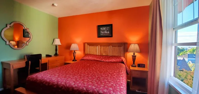 غرفة قياسية بسرير كينج وسرير كوين، James Bay Inn Hotel Suites Cottage 3/3