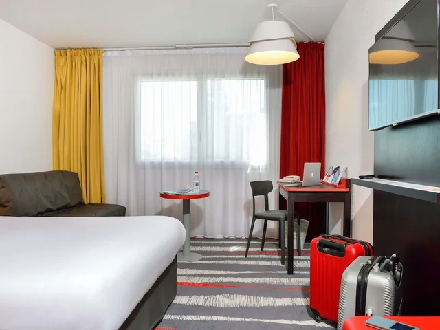 غرفة قياسية بسرير مزدوج وسريرين منفصلين، Ibis Styles Angouleme Nord 3/4