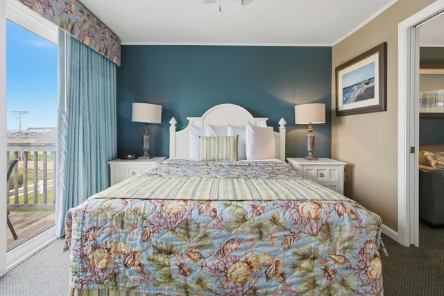 جناح بسرير كوين بغرفة نوم واحدة مع أريكة، Colonial Acres Resort 2/8