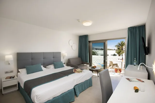غرفة قياسية بسريرين منفصلين بإطلالة جزئية على البحر، Hotel Las Costas 3/10