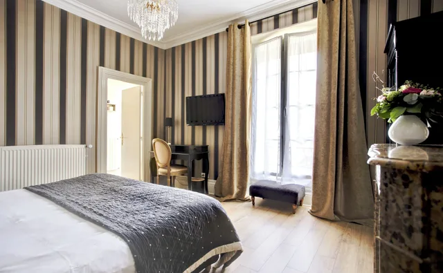 Superior, Queen Bed, Hotel Du Mail 6/10