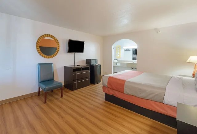 غرفة قياسية بسرير كينج، Motel6 San Antonio, TX - I-10 West 6/10