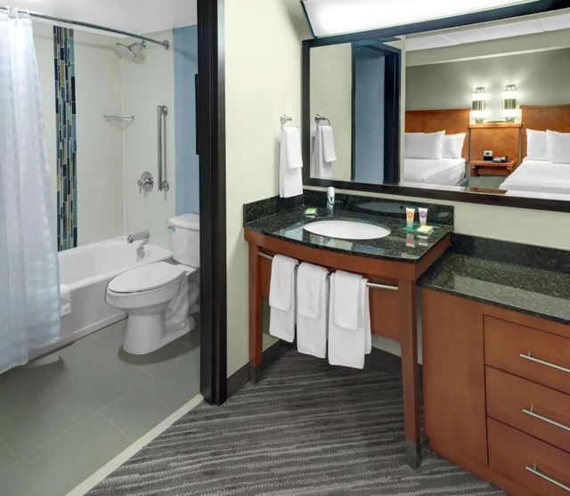 غرفة بسريرين مزدوجين مع أريكة، Hyatt Place Louisville East 2/2