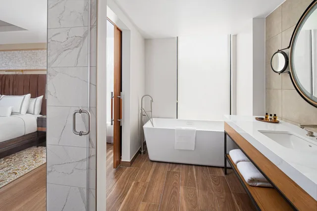 Specialty, Studio, King Bed, Water View, Bathtub, Large، The Ben, Autograph Collection 4/4