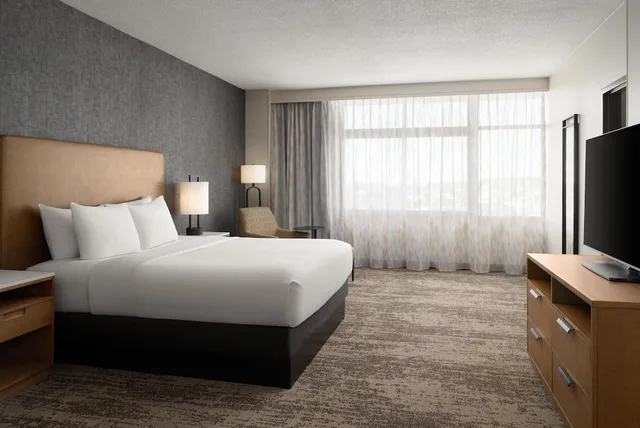 جناح رئاسي بسرير كينج مع أريكة بحوض جاكوزي، Embassy Suites by Hilton at Hot Springs Convention Center 2/9