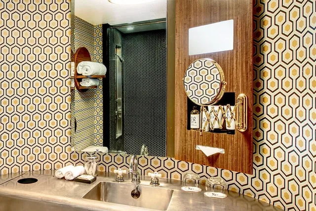 غرفة ديلوكس بسرير كينج، The Roxy Hotel New York 3/3