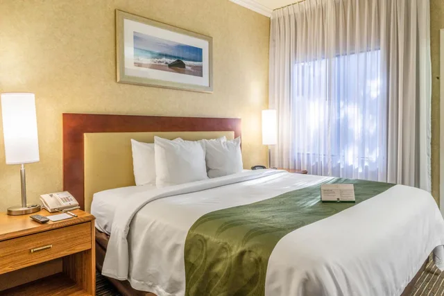 جناح بسرير كينج بإطلالة على المسبح، Quality Suites Downtown San Luis Obispo CA 5/8
