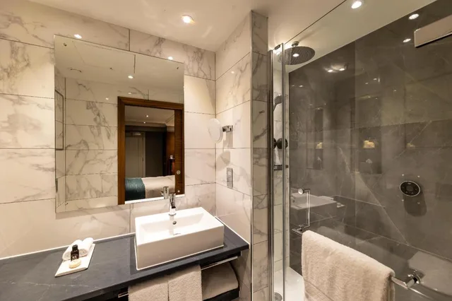 Atrium, Deluxe, Double Bed, Accessible، 100 Queens Gate Hotel Curio Collection By Hilton 6/6