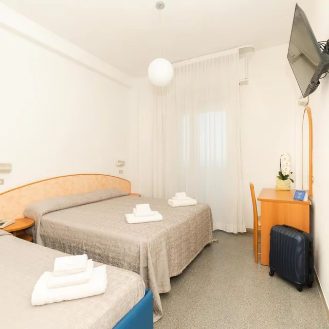 غرفة ثلاثية، Hotel Saint Louis 6/10