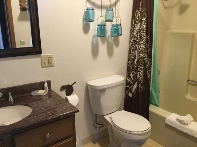 Deluxe, Suite, Queen Bed, Hot Tub, Great Northern Motel 2/3