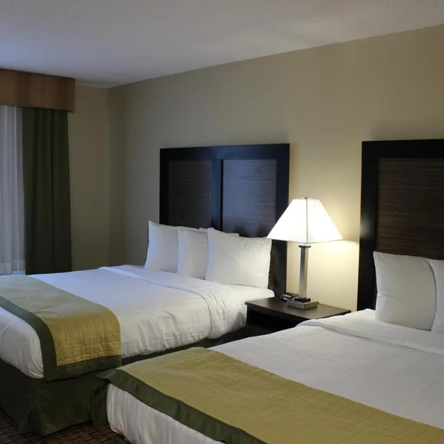 غرفة بسريرين كوين بحوض استحمام لذوي الإعاقة، Baymont by Wyndham Fort Myers Airport 3/4