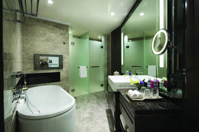 غرفة بريميوم بسرير كينج بإطلالة على المدينة في طابق مرتفع، The Royal Garden Kowloon East 7/10