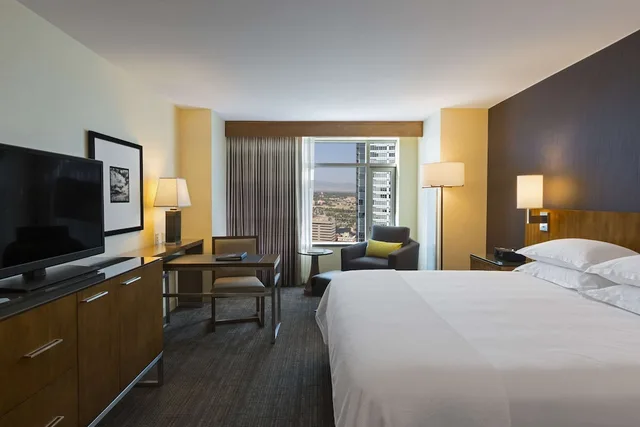 غرفة بسرير كينج في طابق مرتفع، Hyatt Regency Denver 4/10