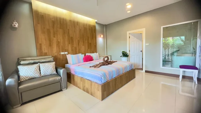 غرفة بسرير مزدوج بحوض استحمام، Bee Orchid Pool Villa 1/2