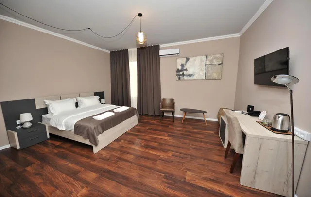 غرفة بسرير مزدوج مع سرير إضافي، Boho Tiflis Hotel 1/3