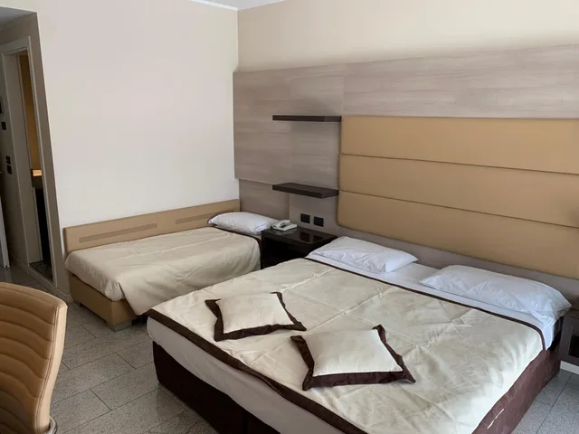 غرفة ثلاثية، Hotel San Carlo 1/3