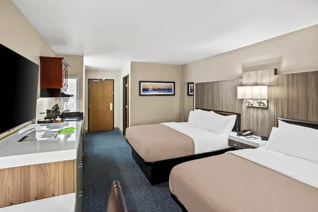 غرفة بسرير كينج وسرير كوين، Quality Inn Port Orchard, WA 4/9