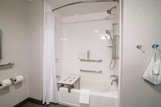 غرفة بسريرين كوين بحوض استحمام لذوي الإعاقة، Hampton Inn Lincoln White Mountains 2/2