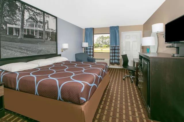 Superior, Studio, Suite, King Bed, Super 8 By Wyndham Ocean Springs Biloxi 2/4