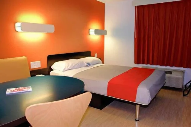 غرفة قياسية بسرير كينج بمطبخ صغير، Motel6 Uvalde, TX 10/10