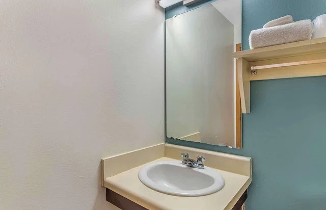 1 Bed - Hearing Accessible, Kitchen، Studio 6 Extended Stay Little Rock Southwest AR 8/10