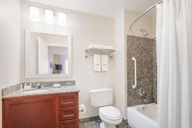 جناح بسرير كوين بغرفتي نوم مع أريكة، Towneplace Suites By Marriott Bentonville Rogers 2/2