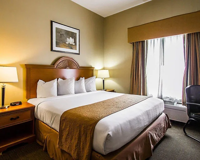 جناح بسرير كينج، Quality Inn and Suites Fishkill South Near I-84 7/10