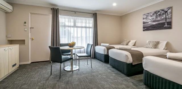 غرفة ديلوكس عائلية بسرير كوين وسريرين فرديين، Mandala Ace Albany Hotel 3/4