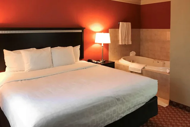 جناح بسرير كينج، Clarion Hotel & Conference Center Toms River 2/5
