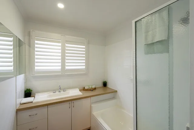 Junior, Apartment, 1 Single and 2 Queen Beds، Tudor Motor Inn 3/3
