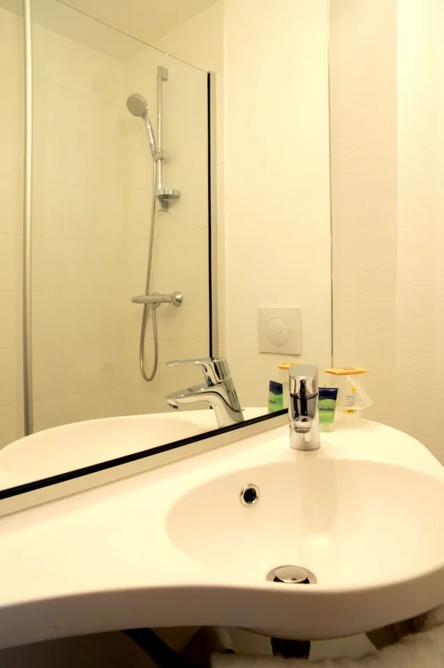 غرفة قياسية بسرير مزدوج وسريرين منفصلين، Kyriad Direct La Rochelle Sud Aytre 9/9