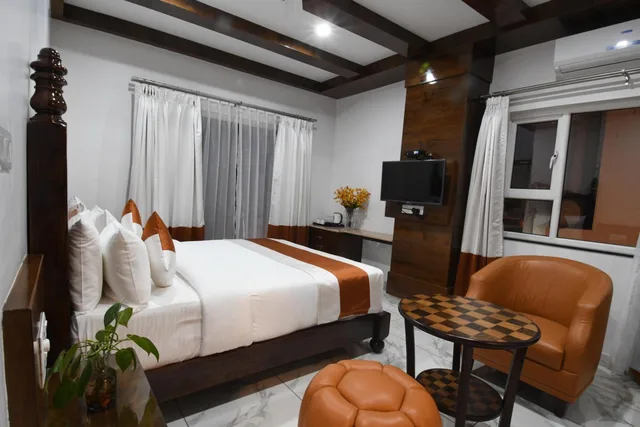 Executive, King Bed, Hotel Loksagar 4/5