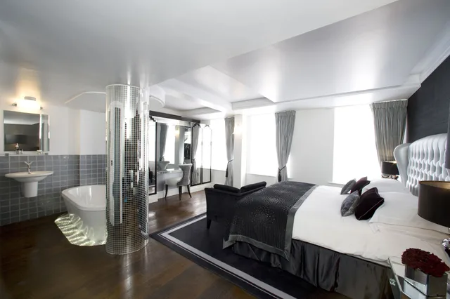 جناح جونيور بسرير كينج، Karma Sanctum Soho London 2/2