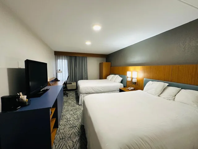 جناح بسرير كوين، Ashbourne Hotel Canton/Hall of Fame I-77 3/7