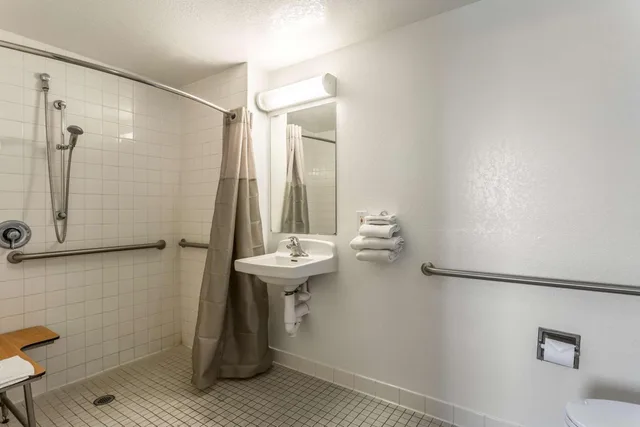 1 Full Bed - Mobility Access Ri Shwr, Nsmk، Motel6 Needles, CA 6/6