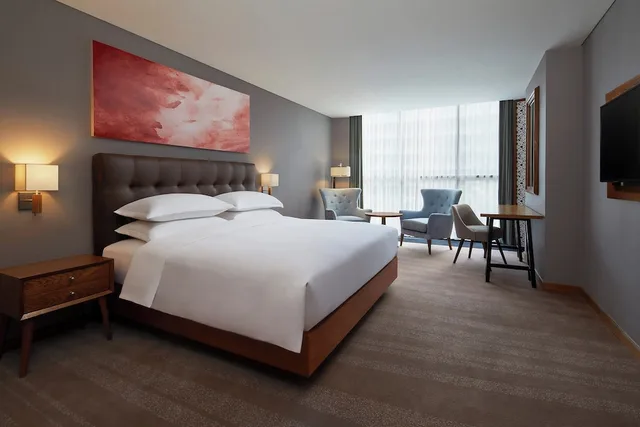غرفة بسرير كينج بإطلالة على المسبح، Four Points By Sheraton Balikpapan 2/4