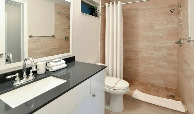 1 Bedroom, Designer, Deluxe, Apartment, King Bed, 2 Sofa، Artrageous On The River 4/10