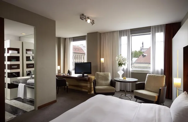 جناح جونيور، Hotel Luc Autograph Collection 1/1