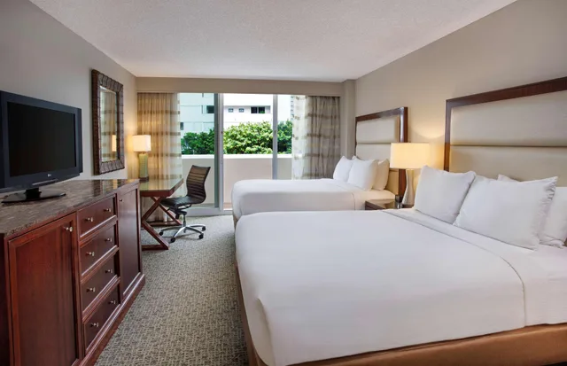 غرفة بسريرين كوين، The Singer Oceanfront Resort, Curio Collection by Hilton 1/5