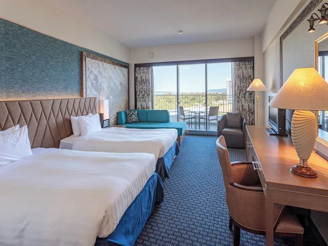 غرفة سوبيريور بسريرين منفصلين بإطلالة جزئية على البحر مع أريكة، Okinawa Kariyushi Beach Resort Ocean Spa 1/4