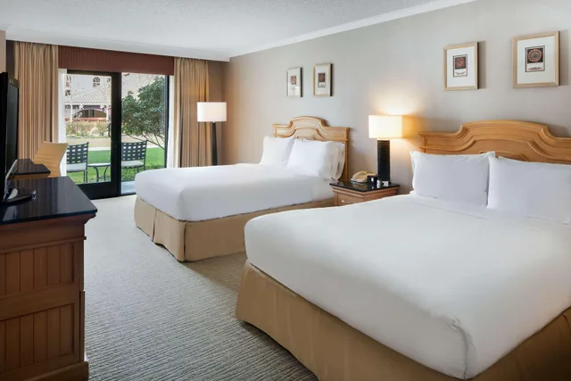 غرفة بسريرين كوين بحوض استحمام لذوي الإعاقة، Doubletree By Hilton Sonoma Wine Country 1/3