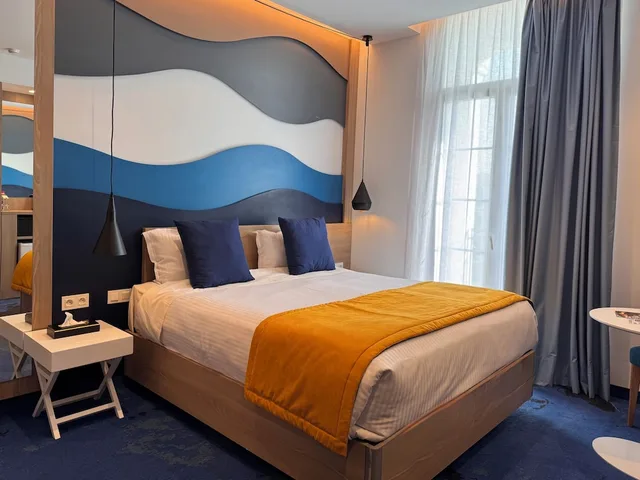 Deluxe, Queen Bed, Carlton 9/10