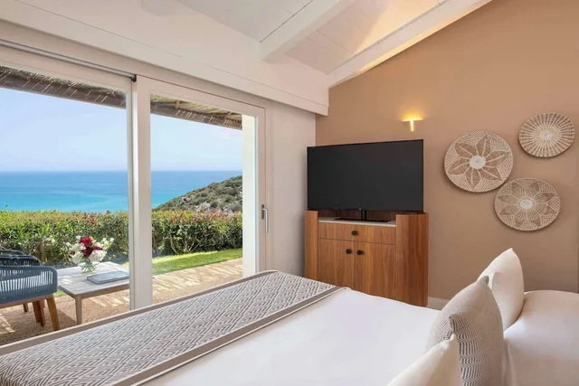 غرفة ديلوكس بسرير كينج بإطلالة على البحر، Baia di Chia Resort Sardinia, Curio Collection by Hilton 1/6