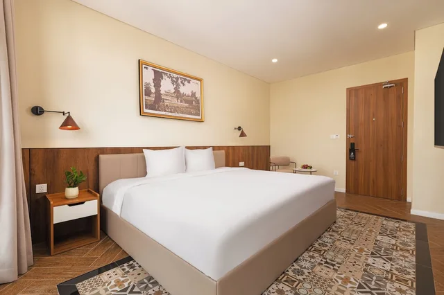 Superior, King Bed, Lumiere Boutique Vy Da 7/10
