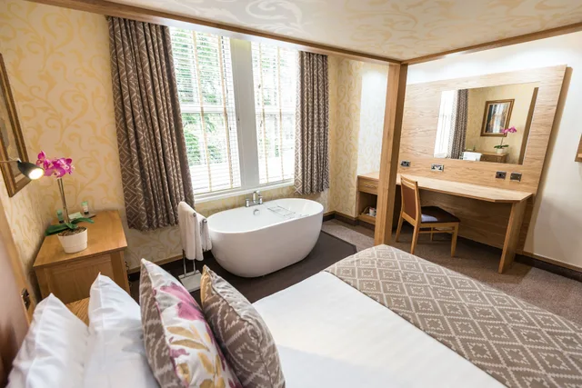 Four Poster, Double Bed، The Fairlawns Hotel And Spa 5/6