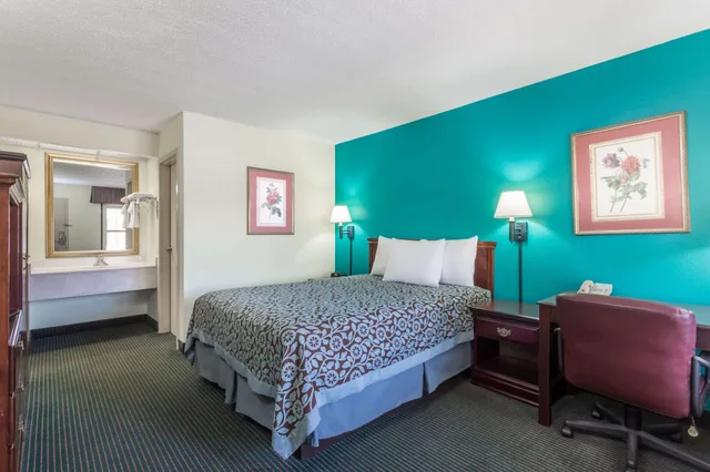 غرفة بسرير كوين، Days Inn By Wyndham Marianna 3/6
